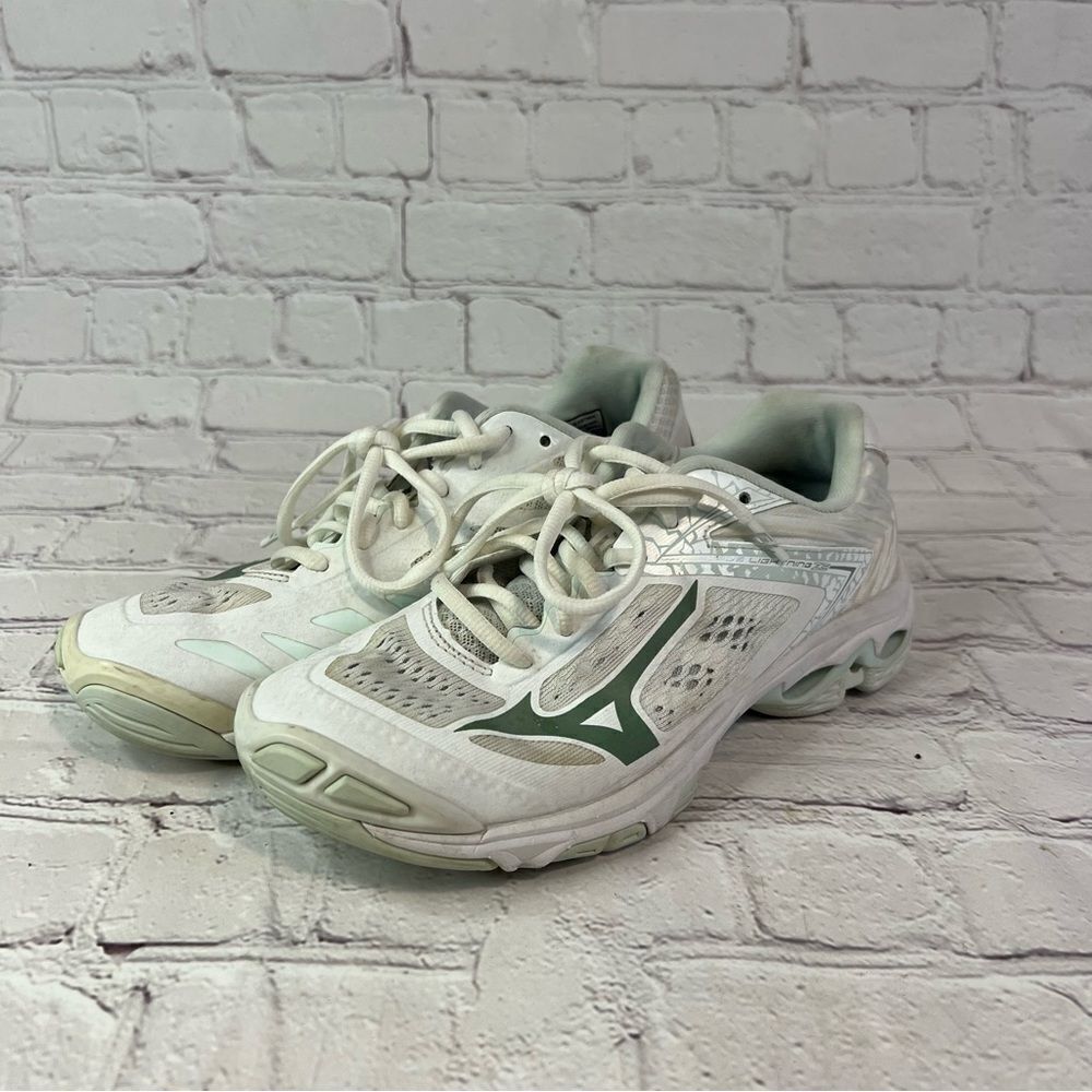 Mizuno Women's Wave Lightning Z5 Volleyball Shoe size 8